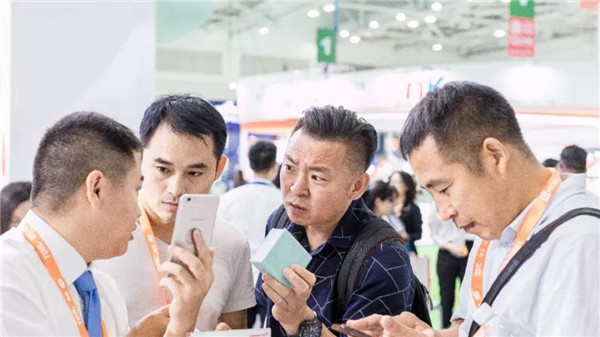 專業講解團隊為咨詢人士進行了耐心解說 專業講解團隊為咨詢人士進行了耐心解說
