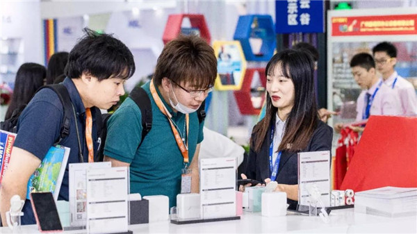 專業講解團隊為咨詢人士進行了耐心解說 專業講解團隊為咨詢人士進行了耐心解說