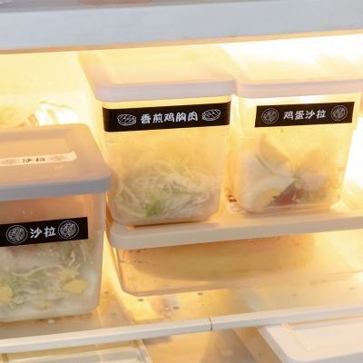 飯盒貼上標(biāo)簽放冰箱存儲(chǔ)食物